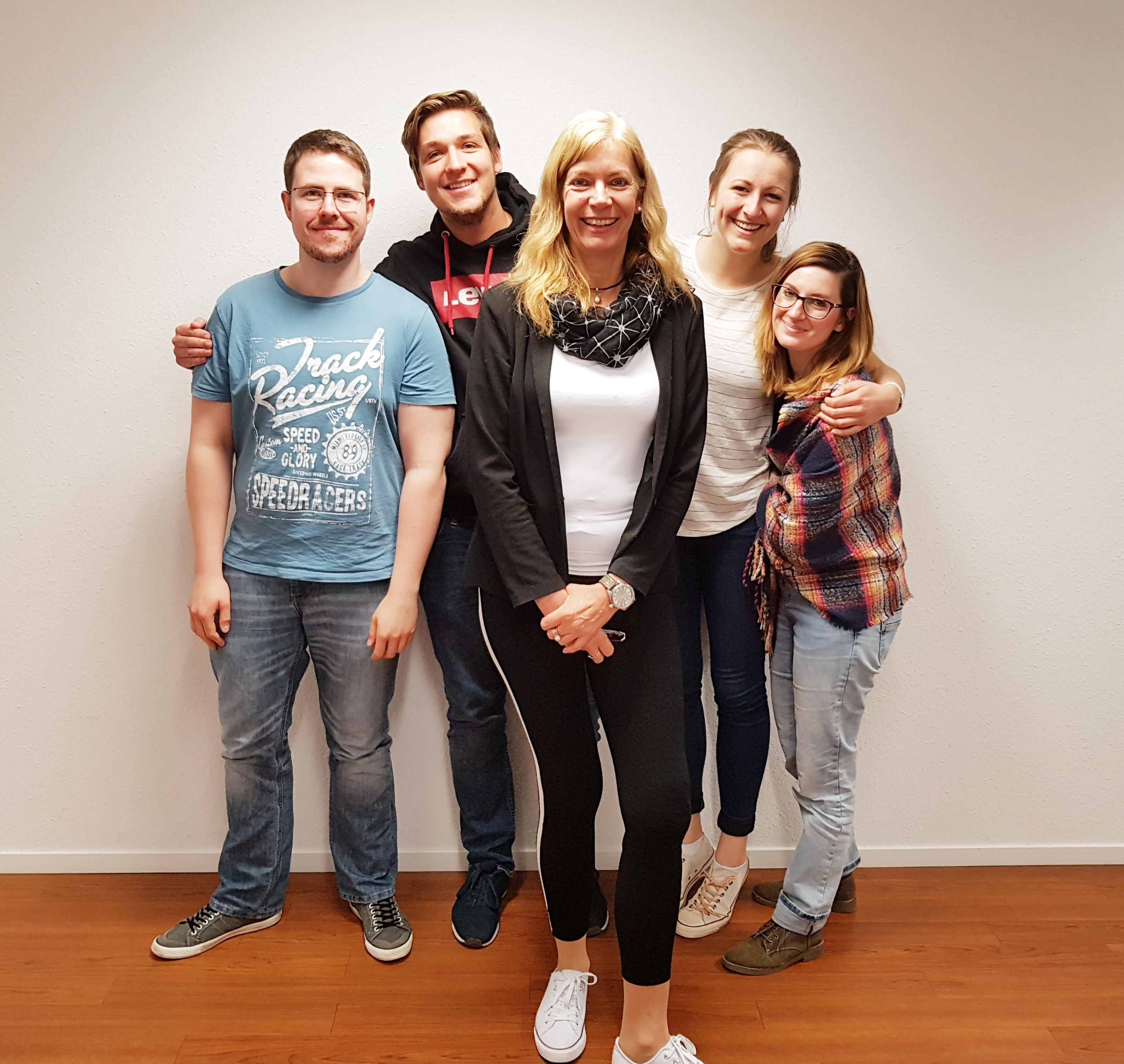 3 Praktikantengenerationen vereint v.l. Florian Schirrmann, Maximilian Zielinski, Maren Windemuth, Melina Stratmann, Désirée Nagel